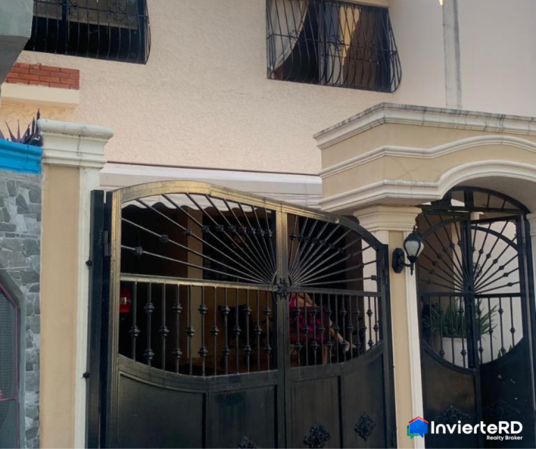 Casa de dos niveles en venta en Santo Domingo