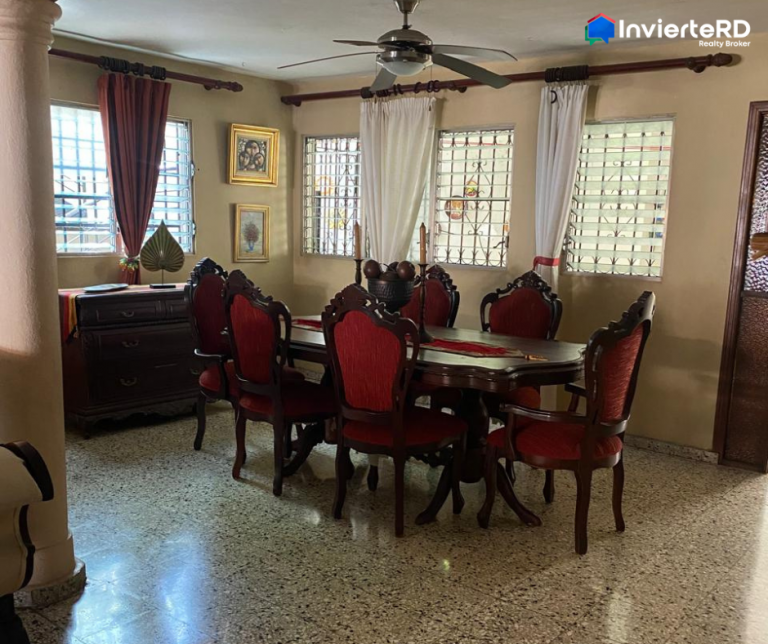Casa de dos niveles en venta en Santo Domingo